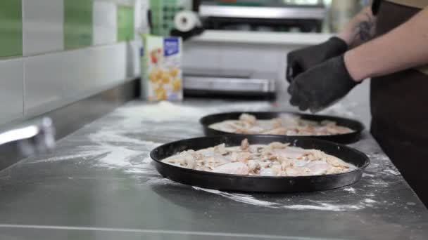 Close-up. Koken met handschoenen bij de voorbereiding van de pizza in de keuken van een restaurant — Stockvideo