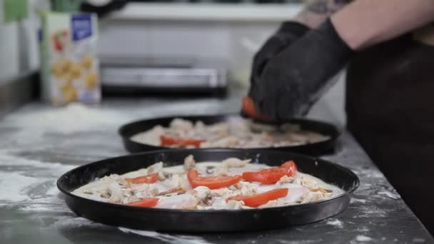 Κοντινό πλάνο. Μαγειρέψτε με γάντια στην προετοιμασία πίτσας σε κουζίνα εστιατορίου — Αρχείο Βίντεο