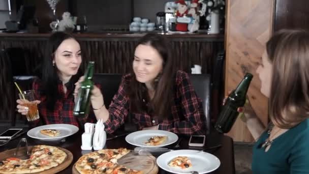 Varias Chicas Comen Pizza Beben Cerveza Botellas Restaurante Habla Ríete — Vídeos de Stock