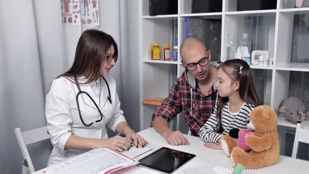 Mladý otec přinesl dítě k lékaři. Nemocniční péče — Stock video