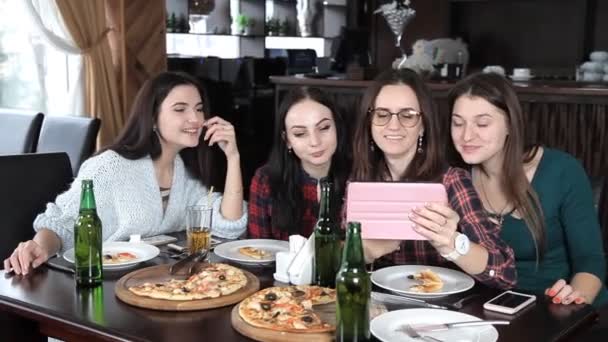 Flera flickor äta pizza och dricka öl från flaskor i restaurangen. Prata skratt och fira — Stockvideo