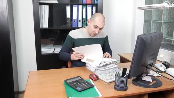 İşyerinde ofiste çalışan bir adam. çok fazla iş — Stok video