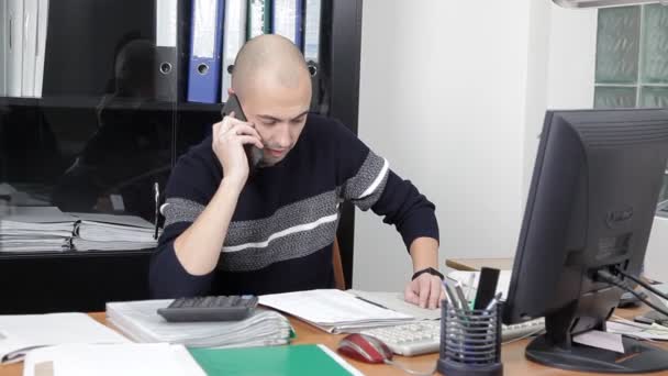 Şyerinde Ofiste Çalışan Bir Adam Çok Fazla — Stok video