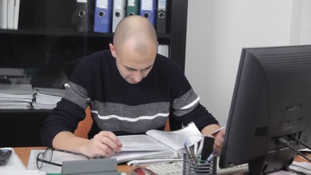 Muži, kteří pracují v kanceláři na pracovišti. příliš mnoho práce — Stock video