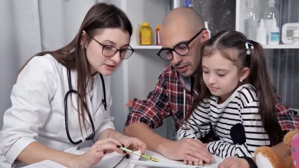 O jovem pai trouxe a criança ao médico. Tratamento hospitalar — Vídeo de Stock