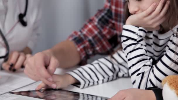 Il giovane papà ha portato il bambino dal dottore. Trattamento ospedaliero — Video Stock