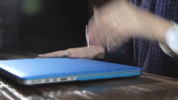 Ένας συγγραφέας γράφει ένα μυθιστόρημα βιβλίο σε ένα φορητό υπολογιστή, ενάντια σε έναν τοίχο από τούβλα — Αρχείο Βίντεο