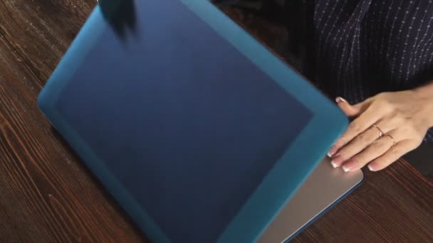 Egy író ír egy könyv regény egy laptop ellen egy téglafal — Stock videók