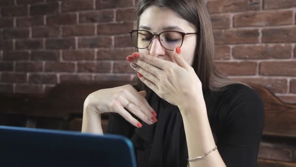 Pisarz pisze powieść książki na laptopa przed mur z cegły — Wideo stockowe