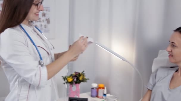 Hasta koğuşunda Doktor onunla iletişim kurar — Stok video