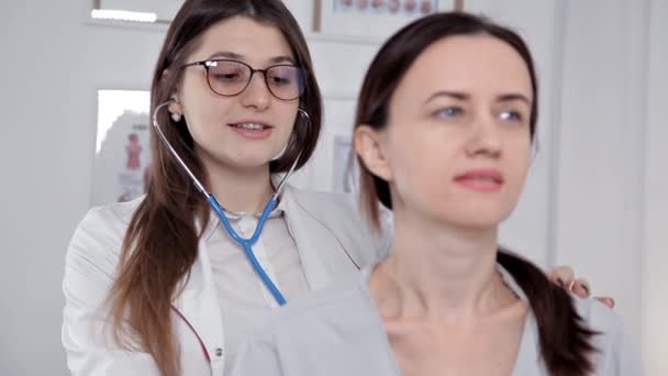 Läkaren undersöker patienten i församlingen — Stockvideo