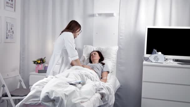 Mujer joven con el estómago herido en la sala de emergencias — Vídeos de Stock