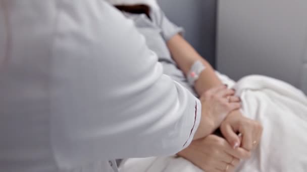 Läkaren kommunicerar med sjuka patienten, stöder henne och talar om behandling — Stockvideo