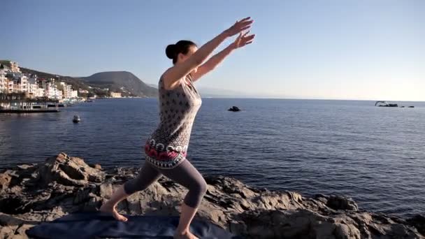 Junges Mädchen turnt am Meer — Stockvideo