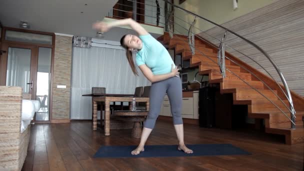 Une jeune fille va faire du sport à la maison. Santé — Video