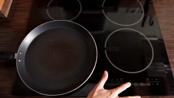 La ragazza accende il fornello per cucinare in cucina — Video Stock