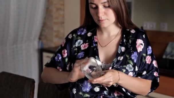 Mujer bonita joven lavando platos en la cocina moderna. Una chica está lavando platos. — Vídeos de Stock