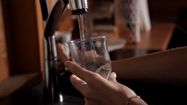 Ragazza ottenere un bicchiere d'acqua dal rubinetto nel lavandino e bere — Video Stock