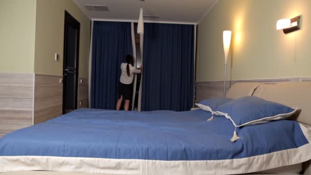 La jeune fille était fatiguée après le travail. Tombe sur le lit. Matelas doux. Dors. — Video