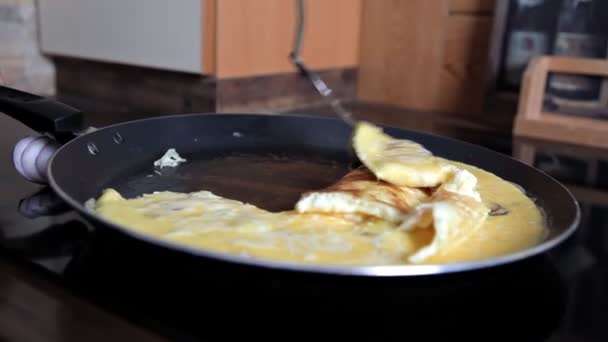 La chica cocina una tortilla en la sartén — Vídeos de Stock