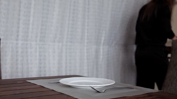 Ein junges Mädchen kocht Rührei zum Frühstück und legt es auf den Tisch — Stockvideo