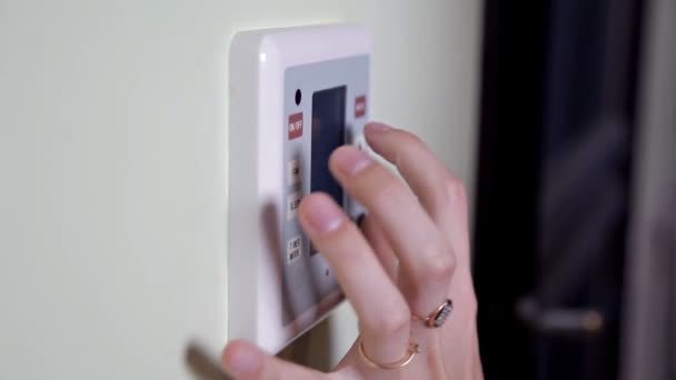 Mujer Joven Ingresando Código Autorización Pin Teclado Alarma Casa Concepto — Vídeos de Stock