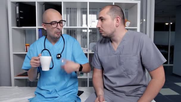 Genç doktor kahve molası konuşmak — Stok video