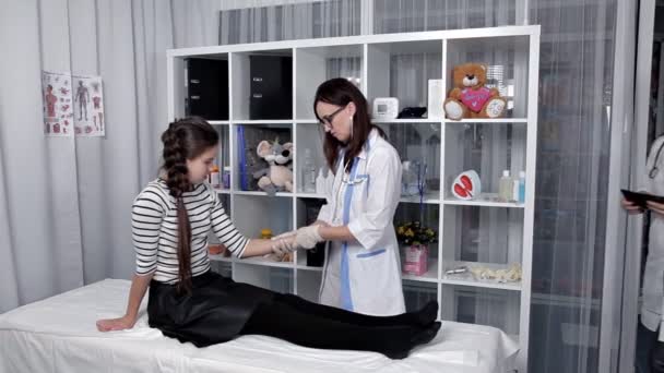 O médico examina a criança e faz recomendações para a saúde — Vídeo de Stock