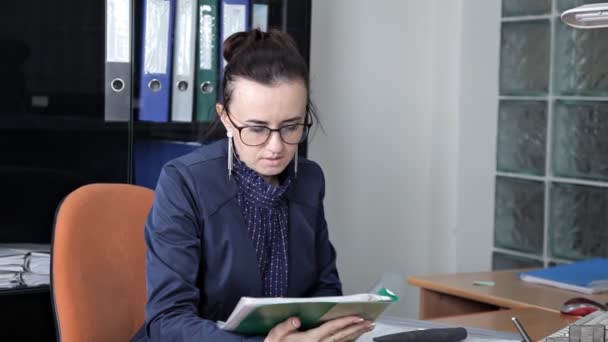 Zwei Geschäftsfrauen sitzen im Büro und besprechen den Vertrag — Stockvideo