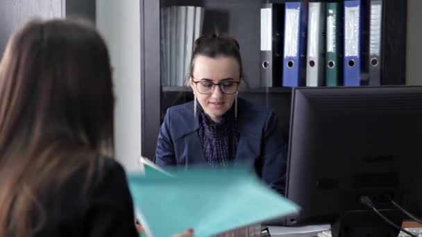 Duas mulheres de negócios sentam-se no escritório e discutem o contrato — Vídeo de Stock