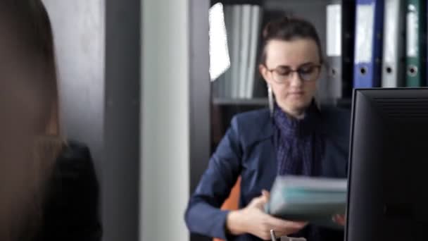 Dos mujeres de negocios se sientan en la oficina y discuten el contrato — Vídeo de stock