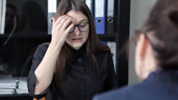 Les Jeunes Filles Assoient Dans Bureau Discutent Plans Affaires Nouveaux — Video