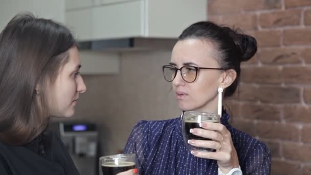 Dos amigos están descansando y tomando café. Descanso. Café para llevar — Vídeo de stock