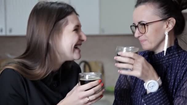 Dois Amigos Estão Descansando Bebendo Café Pausa Para Café Café — Vídeo de Stock