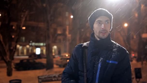 Een jonge man en vrouw ontmoette op een winteravond in het park. Gelukkige paar relatie — Stockvideo