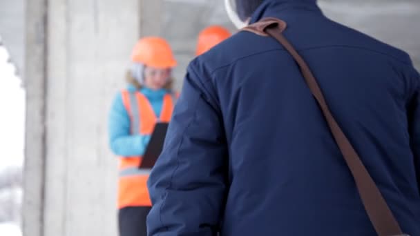 Architectes modernes, discuter avec son plan de travail client pour le plan et le volume de travail commandé pour le bâtiment, au bureau, contrat — Video