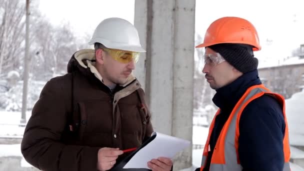 Le client, homme d'affaires, discute de la construction de son nouveau centre commercial avec l'architecte et l'ingénieur. Plan, travail — Video