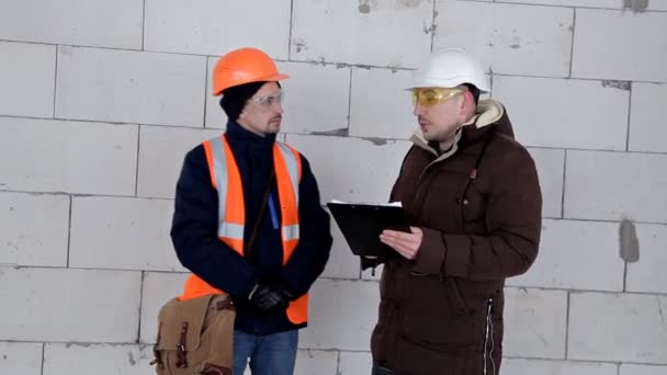 Ingeniero Arquitecto Discuten Plan Proyecto Tienen Casco Protector Cabeza Trabajo — Vídeo de stock