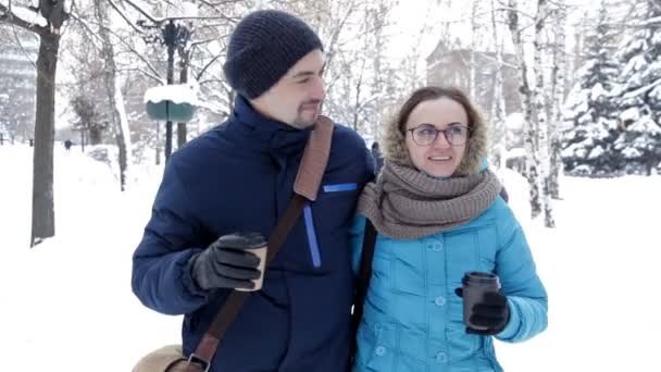 Pareja caminando con café en la ciudad de invierno — Vídeo de stock