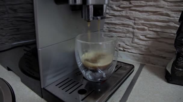 Kaffeemaschine, die Kaffee in eine Tasse gießt. Eine Nahaufnahme — Stockvideo