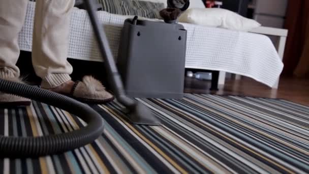 若い女性の家でカーペットを掃除しながら掃除機を使用して。ハウス クリーニング — ストック動画