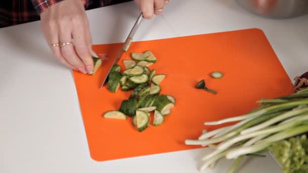 Flickan förbereder en sallad på grönsaker i köket. Hälsosam mat — Stockvideo