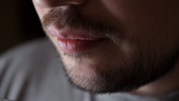 Man een oranje koolzuurhoudende drank drinken. Close-up — Stockvideo