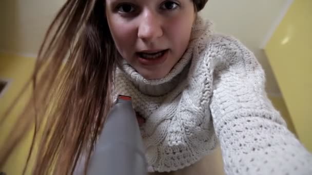 Ein junges Mädchen beim Staubsaugen in der Wohnung. Nahaufnahme — Stockvideo