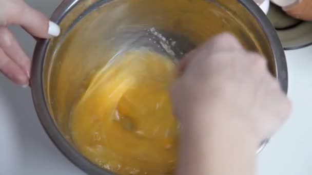 Kvinnlig hand slå ägg. Närbild. — Stockvideo