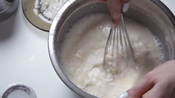 Kız mutfakta pişirme için gerekli malzemeler gümüş bir kapta sallıyor. Pişirme ve pişirme kavramı — Stok video