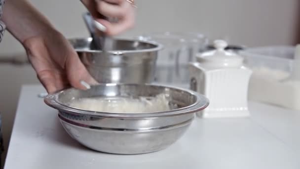 Chica joven mezclando harina con un batidor mientras se cocina la masa. Tarta, hornear, platos — Vídeos de Stock