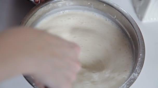 Junges Mädchen, das beim Kochen des Teigs Mehl mit einem Schneebesen verrührt. Kuchen, Backen, Geschirr — Stockvideo