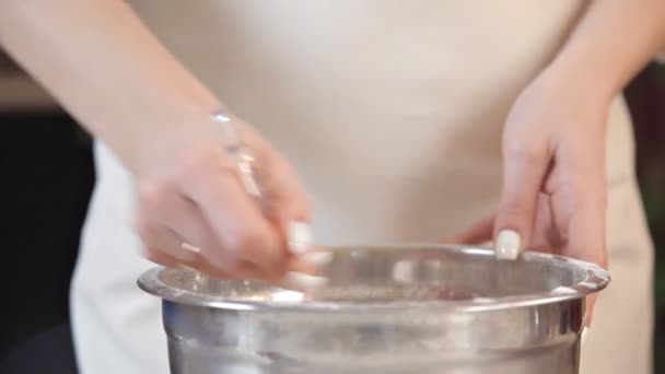 Jovem em casa na cozinha prepara massa para panquecas — Vídeo de Stock