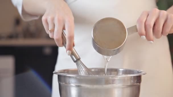 妇女在碗里把水加到面粉里。做自制比萨饼的妇女 — 图库视频影像